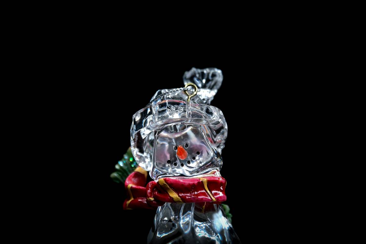 design option glass how to a: close-up of a smooth, thick-walled borosilicate glass pet teether mounted on a natural rubber base